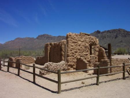 cette endroit de nos jours que l'on voie dans le film � la fin ou dean martin se cache derriere pour se proteger -this place nowadays that one sees in film at the end or dean Martin hides behind 